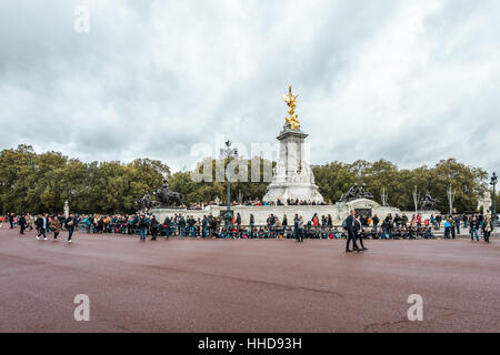 London, Vereinigtes Königreich - 17. Oktober 2016: Menschen sind Gethering in der Nähe von Victoria Memorial in London, Vereinigtes Königreich vor Wachablösung in der Nähe von Buckingham Palace Stockfoto