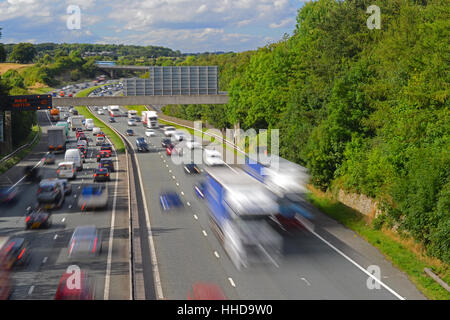 starken Verkehr auf der Autobahn a1/m in der Nähe von Leeds Yorkshire uk Stockfoto