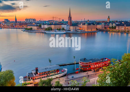 Stockholm. Stadtbild Bild von Stockholm während der blauen Dämmerstunde. Stockfoto