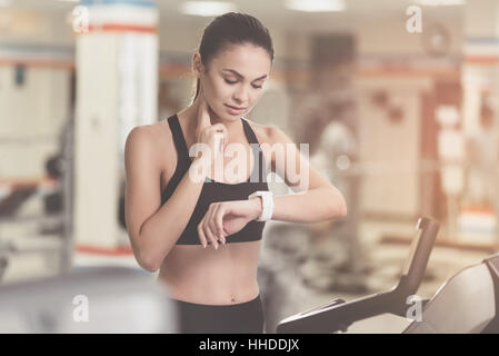 Konzentrierte Frau steuern ihr Puls nach dem sport Stockfoto