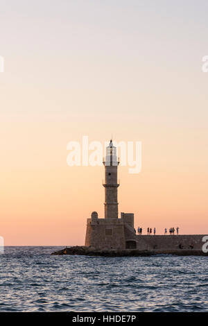 Sonnenuntergang über der Chania Leuchtturm am Eingang zu den venezianischen Hafen von Chania, Kreta, Griechenland Stockfoto