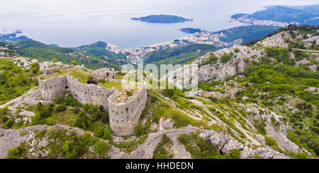 Kosmač Festung in Montenegro über Becici und Budva. Stockfoto