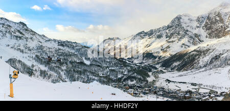 Winter-Skigebiet in den Alpen Stockfoto