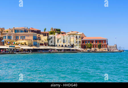 Gebäude entlang der Waterfront promenade rund um den alten äußeren venezianischen Hafen von Chania, Kreta, Griechenland Stockfoto
