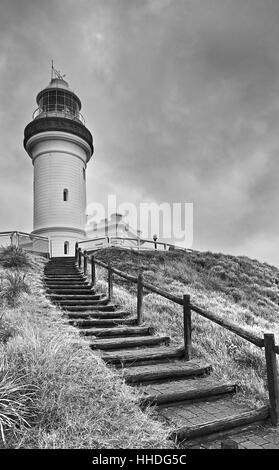 Hohen historischen Leuchtturm in Byron Bay of New South Wales an der Pazifikküste. Sicherheit und Navigation Gebäude am östlichen Punkt des australischen main Stockfoto