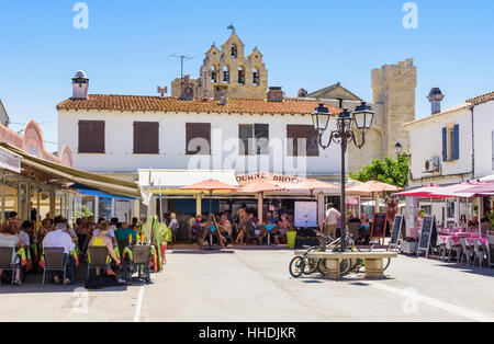 Restaurant gesäumten Platz Esprit Pioch in Saintes-Maries-de-la-Mer, Bouches-du-Rhône, Frankreich Stockfoto