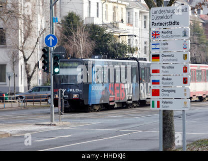 Das neue Schild mit den Partnerstädten von Düsseldorf Stockfoto