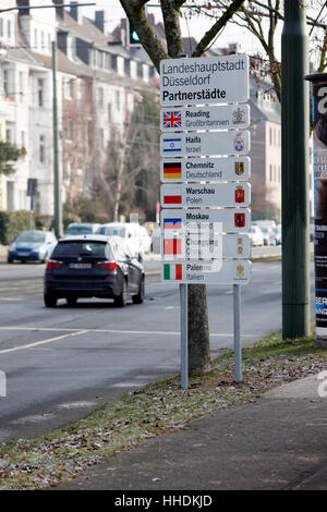 Das neue Schild mit den Partnerstädten von Düsseldorf Stockfoto