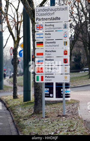 Das neue Schild mit den Partnerstädten von Düsseldorf Stockfoto