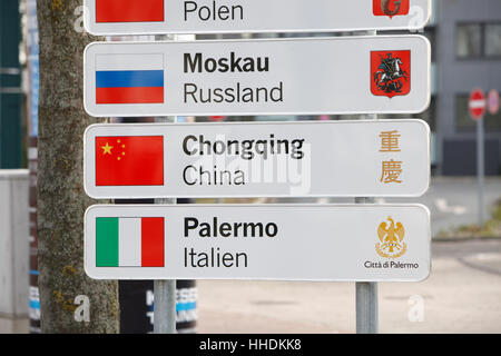 Das neue Schild mit der neuen Partnerstadt Palermo in Italien von Düsseldorf Stockfoto