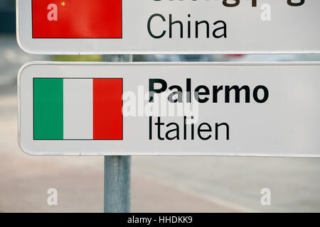 Das neue Schild mit der neuen Partnerstadt Palermo in Italien von Düsseldorf Stockfoto