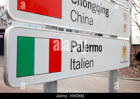 Das neue Schild mit der neuen Partnerstadt Palermo in Italien von Düsseldorf Stockfoto