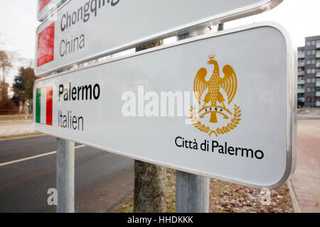 Das neue Schild mit der neuen Partnerstadt Palermo in Italien von Düsseldorf Stockfoto