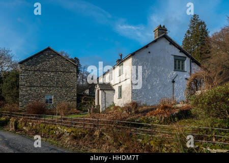 Das wie eine traditionelle Lakeland-Hütte oberhalb Loughrigg Tarn in Langdale Tal von Cumbria Stockfoto