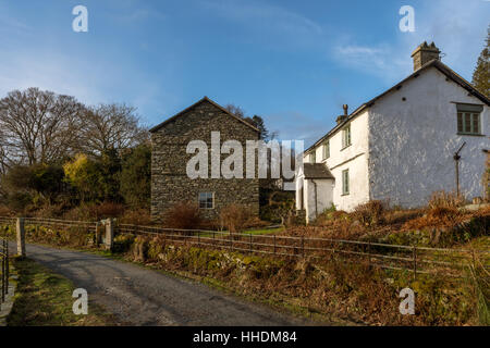 Das wie eine traditionelle Lakeland-Hütte oberhalb Loughrigg Tarn in Langdale Tal von Cumbria Stockfoto
