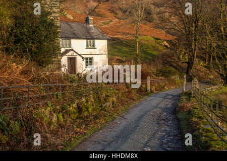 Das wie eine traditionelle Lakeland-Hütte oberhalb Loughrigg Tarn in Langdale Tal von Cumbria Stockfoto