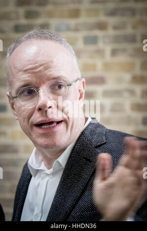 Hans-Ulrich Obrist, künstlerischer Leiter des Londoner Serpentine Galerien. DLD Breakfast in London. Zum zehnten Jubiläum der Serpentine Marathon-Serie auf der Zaha Hadid entworfen Magazin Restaurant. London, UK. Stockfoto