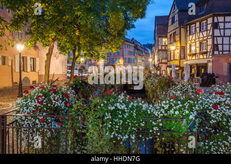 Morgendämmerung in der Altstadt von Colmar, Elsass, Frankreich. Stockfoto