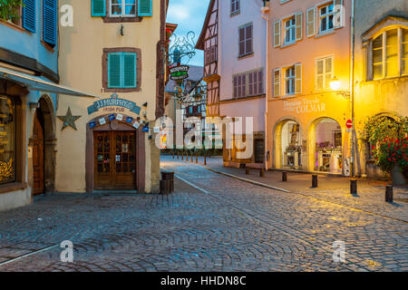 Morgendämmerung in der Altstadt von Colmar, Elsass, Frankreich. Stockfoto