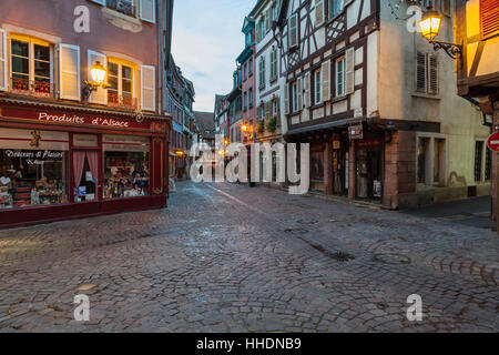 Morgendämmerung in der Altstadt von Colmar, Elsass, Frankreich. Stockfoto