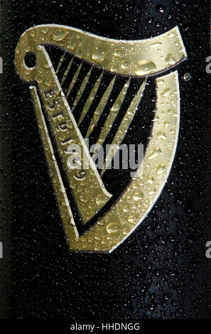 Nahaufnahme der Harfe Logo an der Seite eines frisch gezapften Pint Guinness Stockfoto