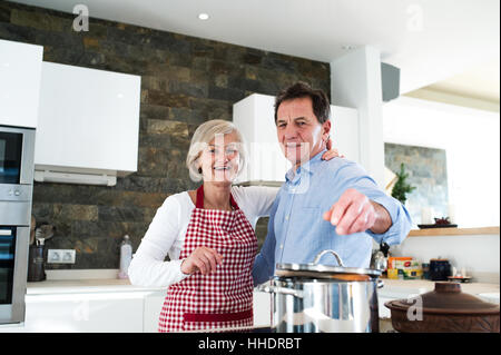 Älteres Paar in der Küche beim Kochen zusammen. Stockfoto