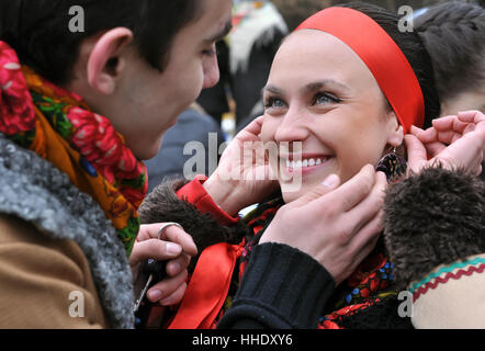 Outdoor Portrait von zwei ukrainischen Jugendlichen in ukrainischer Tracht Stockfoto