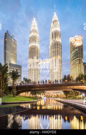 Petronas Twin Towers bei Nacht, Kuala Lumpur, Malaysia Stockfoto