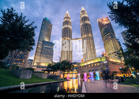 Petronas Twin Towers bei Nacht, Kuala Lumpur, Malaysia Stockfoto