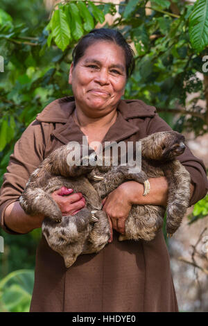 Eine Frau mit ihrem Haustier braun-throated Faultiere (Bradypus Variegatus), San Francisco Dorf, Loreto, Peru Stockfoto