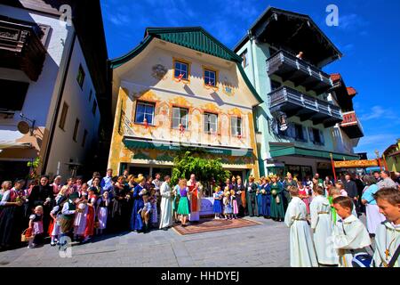 Teilnehmer an den fest von Corpus Christi Feierlichkeiten in ihrer traditionellen Kleidung, St. Wolfgang, Wolfgangsee See, Österreich Stockfoto