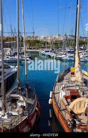 Vieux Port mit vielen Yachten, Riesenrad, Antibes, von Bastion St.-Jaume, Antibes, Côte d ' Azur, Cote d ' Azur, Provence, Frankreich Stockfoto