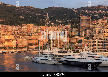 Yachten im glamourösen Hafen von Monaco (Port Hercules) bei Sonnenaufgang aus dem Meer, Monte Carlo, Monaco, Mittelmeer Stockfoto