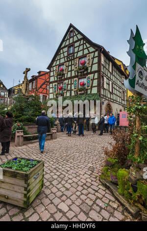 Ein typisches Haus in der mittelalterlichen Altstadt dekoriert mit Weihnachten Ornamente, Kaysersberg, Haut-Rhin, Elsass, Frankreich Stockfoto