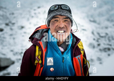 Ein Sherpa arbeiten im Everest Base Camp, Region Khumbu, Nepal Stockfoto