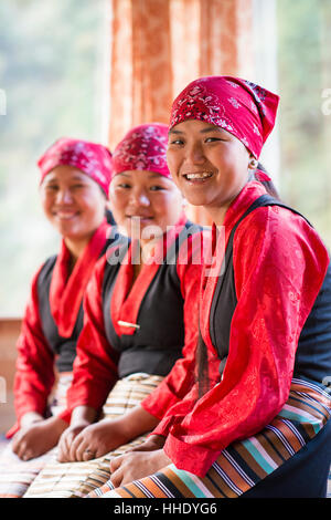 Nepalesische Frauen in Teehäusern in der Everest-Region, Nepal Stockfoto