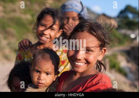 Kinder aus einem kleinen Dorf namens Kalikot Lächeln für die Kamera, Karnali Bezirk, Nepal Stockfoto