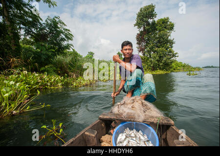 Ein Fischer auf Kaptai See in den Chittagong Hill Tracts in Bangladesch Stockfoto