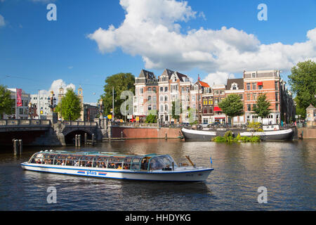 Touristenboot Kreuzfahrt auf dem Fluss Amstel, Amsterdam, Niederlande Stockfoto