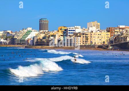 Surfer am Strand von Playa de Las Canteras, Santa Catalina Viertel, Las Palmas de Gran Canaria, Gran Canaria, Kanarische Inseln, Spanien Stockfoto