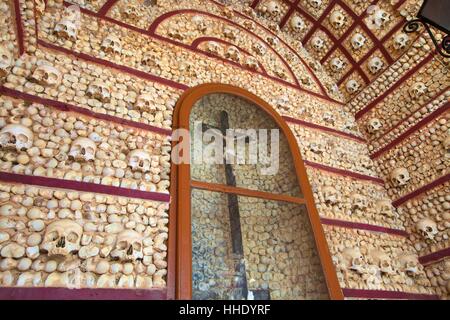 Capela Dos Ossos, Faro, östlichen Algarve, Algarve, Portugal Stockfoto