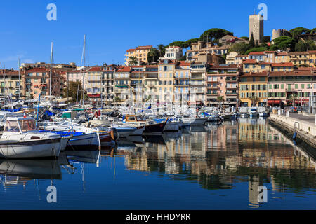 Reflexionen von Booten und Le Suquet, Altstadt (Vieux) port, Cannes, Côte d ' Azur, Alpes Maritimes, Provences, Frankreich, mediterran Stockfoto