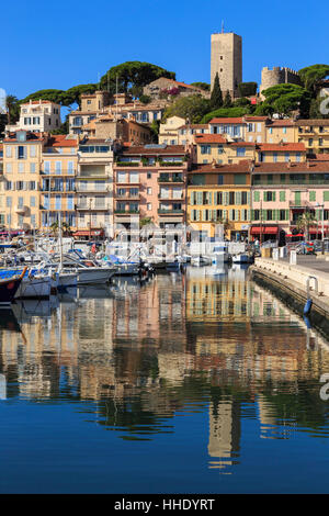 Reflexionen von Booten und Le Suquet, Altstadt (Vieux) port, Cannes, Côte d ' Azur, Alpes Maritimes, Provence, Frankreich, mediterran Stockfoto