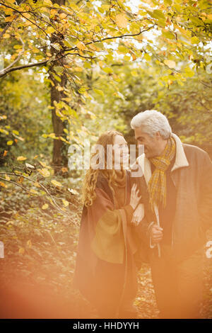 Liebevolle paar gehen Arm in Arm im herbstlichen Wälder Stockfoto