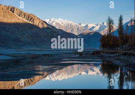 Die kristallklaren Fluss Shyok erzeugt ein Spiegelbild im Khapalu-Tal in der Nähe von Skardu, Gilgit-Baltistan, Pakistan Stockfoto