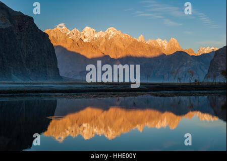 Die kristallklaren Fluss Shyok erzeugt ein Spiegelbild des Sonnenaufgangs auf Karakoram Gipfeln über das Khapalu-Tal, Pakistan Stockfoto