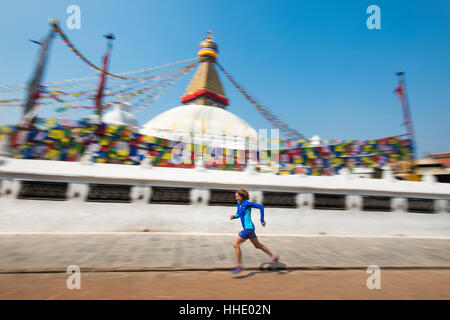 Marathon Ultra Läufer Lizzy Hawker herumlaufen Bouddha (Boudhanath) (Bodnath) Stupa in Kathmandu, Nepal Stockfoto