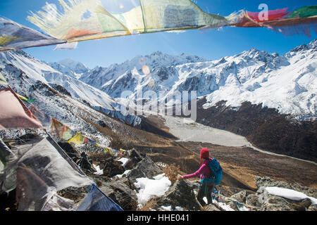 Eine Frau, trekking im Langtang-Tal in Nepal steht auf der Oberseite Kyanjin Ri, Langtang-Gebiet, Nepal Stockfoto