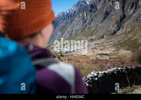 Eine Frau, trekking im Langtang-Tal liegt in der Nähe einer Chorten, Langtang-Gebiet, Nepal Stockfoto