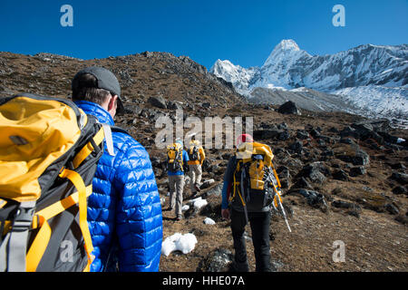 Ein Team von vier Bergsteiger finden ihren Weg zu Ama Dablam Basislager, 6856m Gipfel in der Ferne sehen, Khumbu-Region, Nepal Stockfoto